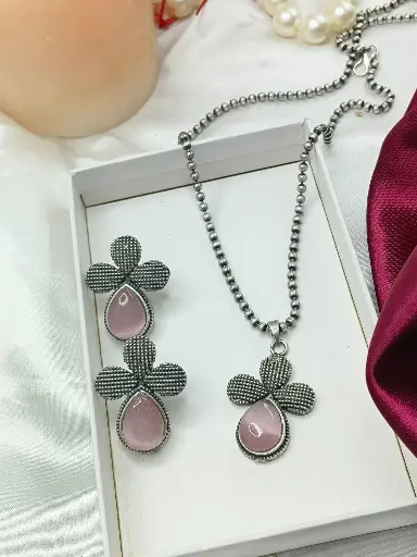 Motif Floral Necklace set